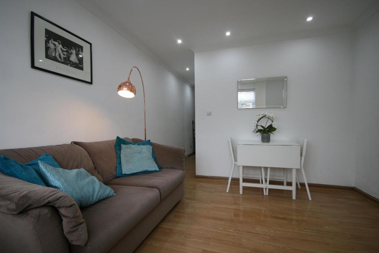 Molesey Near Hampton Court, Viking Short Stays West Molesey Экстерьер фото