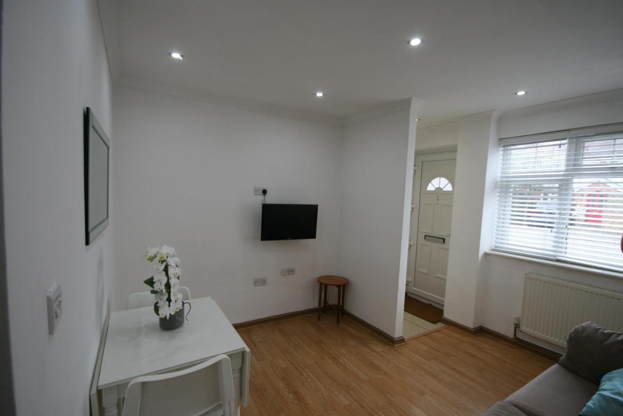 Molesey Near Hampton Court, Viking Short Stays West Molesey Экстерьер фото